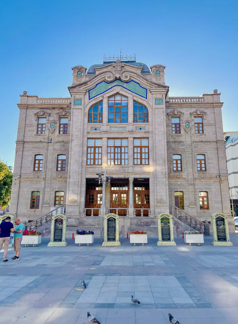 Die Rote Aksaray-Moschee (Eğri Minare): Reiseführer und Geschichte