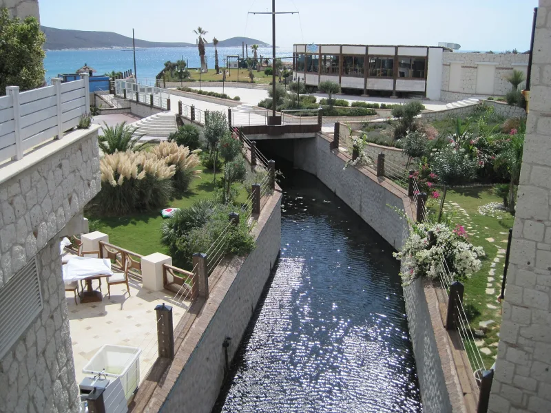 알라차티(Alaçatı) — 돌길과 에게 해 연안의 바람