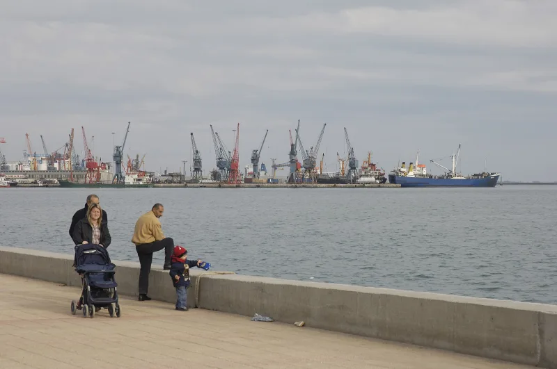 아타튀르크 공원 (메르신) — 바다를 마주한 기념비가 있는 산책로