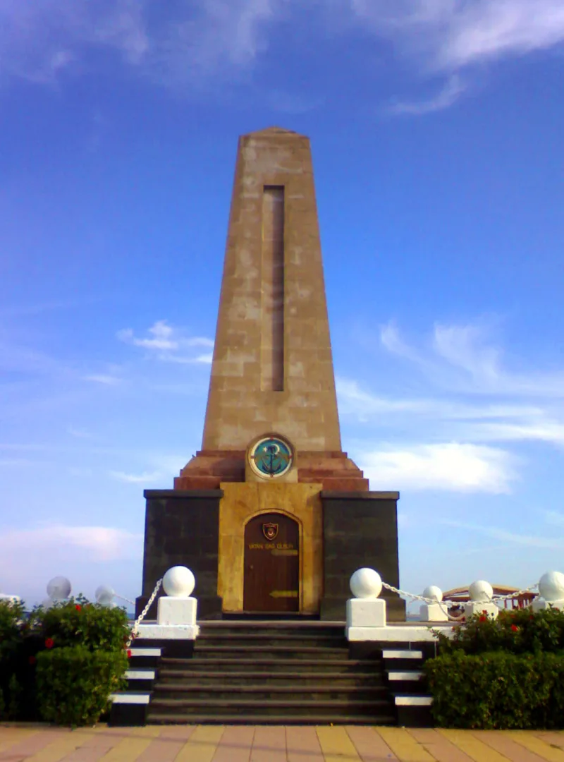 아타튀르크 공원 (메르신) — 바다를 마주한 기념비가 있는 산책로