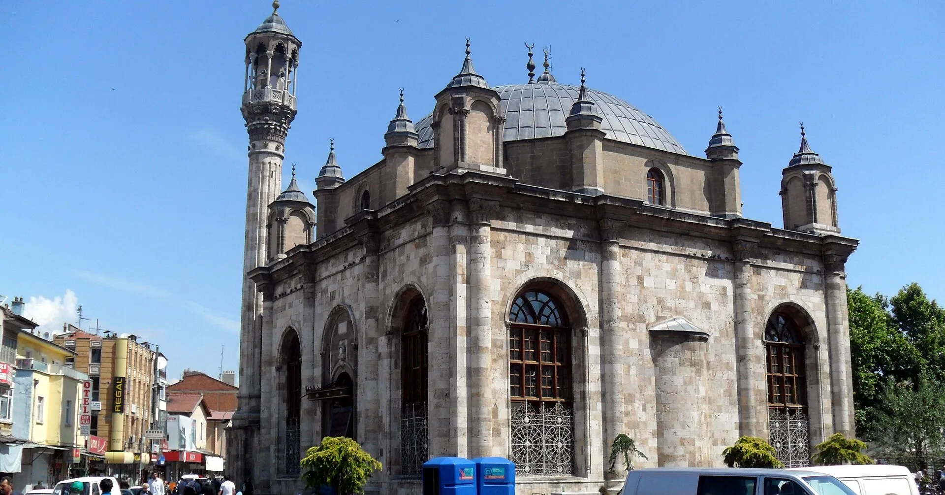 La mosquée Aziziye à Konya : des minarets uniques en Turquie
