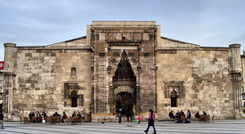 시바스의 부루지예 메드레세 — 셀주크 건축의 보석