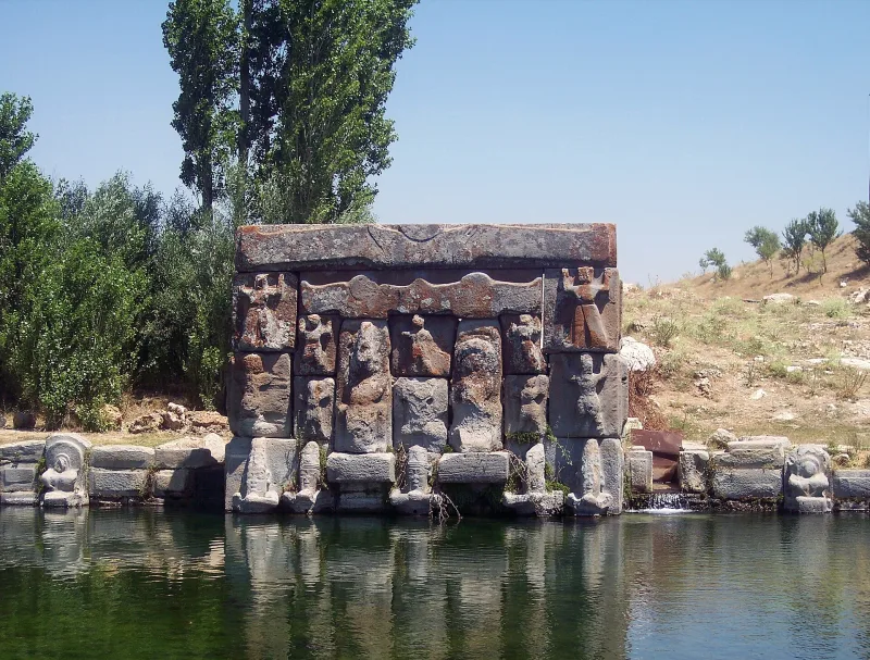 예플라툰피나르 — 베이셰히르 호수 근처에 위치한 헤타이트의 성스러운 샘