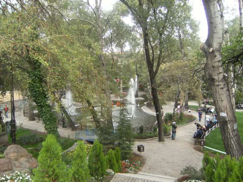 Kuğulu-Park – Schwäne im Zentrum von Ankara