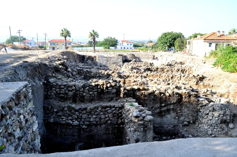 리만테페 — 우르라에 위치한 에게해의 선사 시대 항구