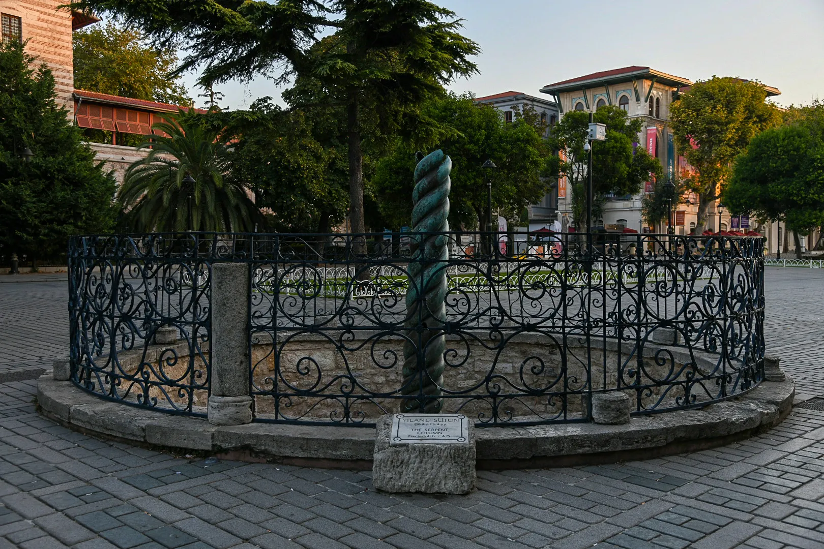 Die Schlangensäule in Istanbul: Geschichte, Fakten, Anfahrt