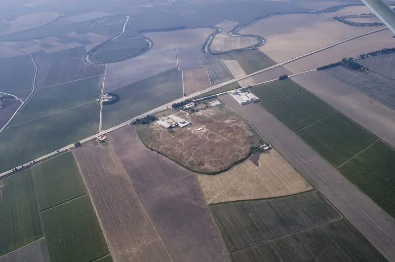 텔 타이나트 — 아무크 계곡에 위치한 신헤트 왕국의 수도