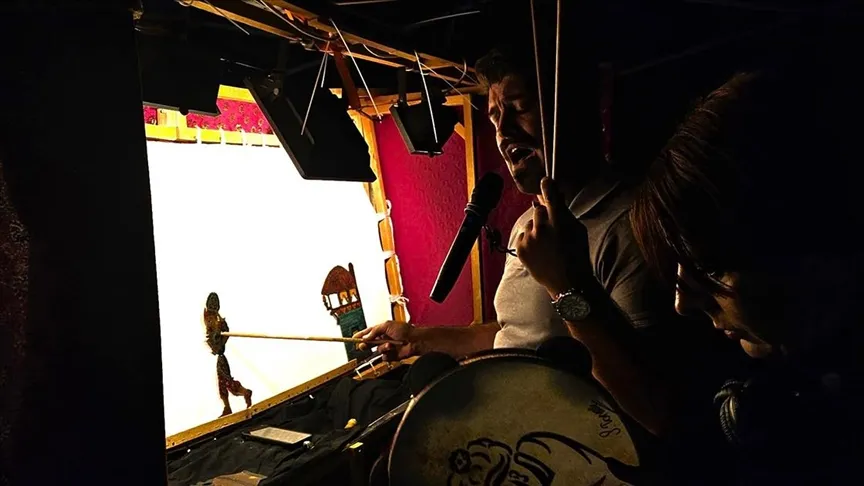 El artista Aytuğ Çelik analizó el futuro del arte de los títeres turco