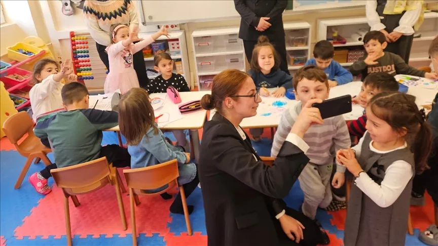 סרטון שבו נראים תלמידי גן ילדים בקסטמונו מברכים את בעלי העסקים לרגל החג זכה לתשומת לב רבה