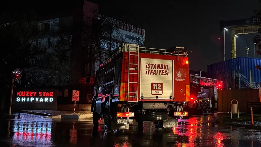 Tuzlassa sammutetaan rahtilaivassa syttynyttä tulipaloa