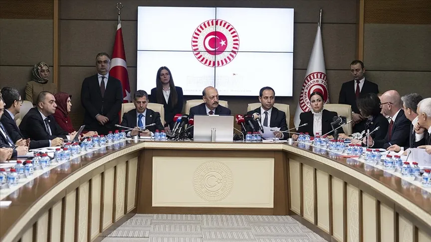 Der Gesetzentwurf, der auch Regelungen zu sozialen Medien und zum Mutterschaftsurlaub enthält, wurde im Ausschuss angenommen