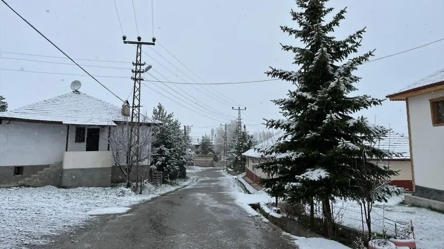 Ha nevado en las zonas altas de Çankırı y Karabük