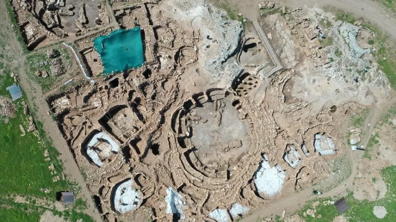 Il a été établi qu'il y a 12 000 ans, à Karahantepe, on consommait principalement de la viande de gazelle et des légumineuses