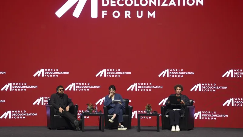 Na „Světovém fóru o dekolonizaci“ se diskutovalo o globálním řádu s evropským centrem