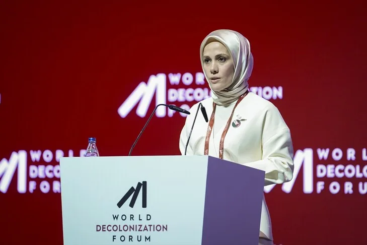 Esra Albayraková, předsedkyně správní rady Nadace pro vzdělávání a kulturu NUN, vystoupila na „World Decolonization Forum“