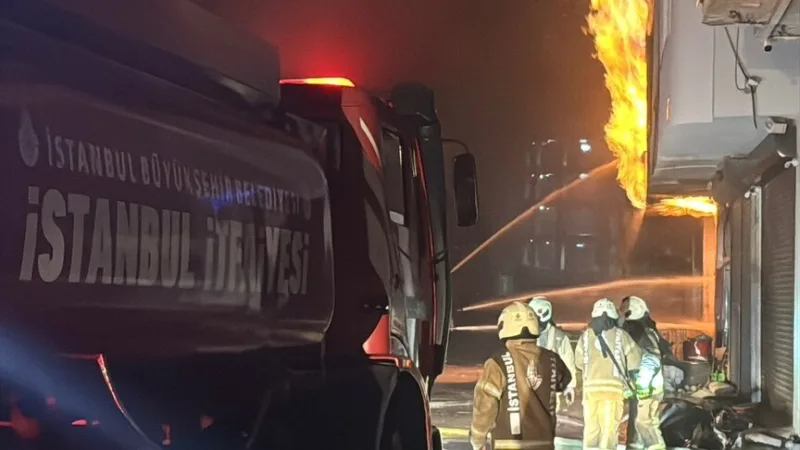V Başakşehiru probíhá hašení požáru, který vypukl v jedné z firem